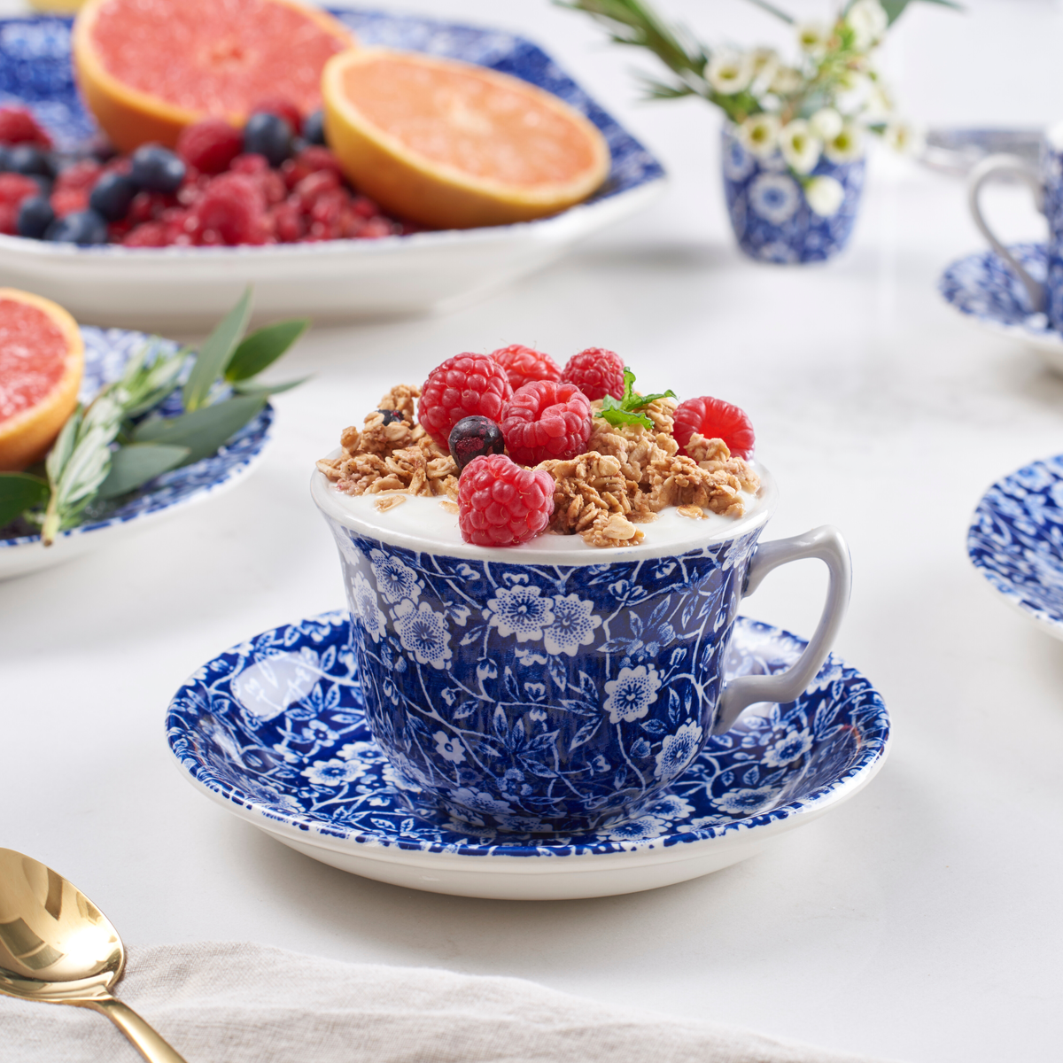 ゆ*こ様 ジョリーフルール　teacupクラシカルフラワー　ブルー　トリプルフリ Blue Calico Teacup 187ml/0.33pt – Burleigh